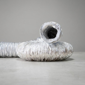 Conducto de Aire Aislado de Poliéster Laminado con Aluminio y Soporte de Alambre en Espiral para Sistemas de Refrigeración de Edificios - Product Image 1