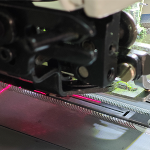 จักรเย็บผ้าอุตสาหกรรม YS-1790A คอมพิวเตอร์ไดร์ฟตรง ความเร็วสูง หัวแบน เย็บรังดุมอัตโนมัติ และเย็บรังดุมแบบรูกุญแจ - Product Image 3