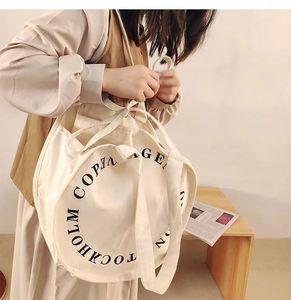 Sac fourre-tout rond en coton pour cadeaux de douche nuptiale, sac à bandoulière pour mariée avec poignée en corde et option de logo personnalisé - Product Image 1