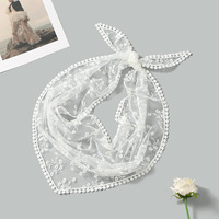 Petit foulard carré en polyester brodé de fleurs, châle élégant et polyvalent pour femme