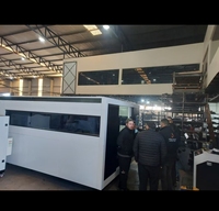 Machine de découpe laser à fibre entièrement fermée 3015 3000W CNC avec table d'échange pour tôles en acier au carbone et en acier inoxydable