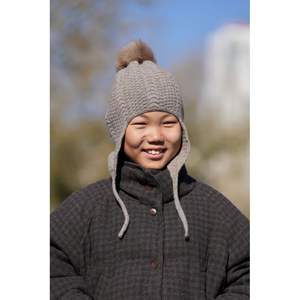 Gorro de lana de invierno con pompón y orejeras gris orgánico, bonito diseño unisex para niños y adultos | Cálido y suave - Product Image 6