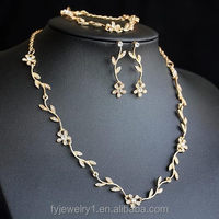 Ensemble de bijoux pour femme en alliage de cuivre et zircon, comprenant collier, boucles d'oreilles et bracelet, idéal pour les soirées, bijoux fantaisie