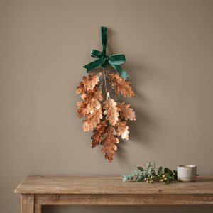 Guirnalda rústica hecha a mano con hojas de roble y lazo de terciopelo verde, adorno navideño sin iluminación, acabado metálico natural. - Product Image 2