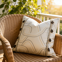 Französischer Landhausstil Bohemian Gebogenes Stickerei-Dekokissen Handgefertigte Spitzenkante mit Knopfakzenten Dekoratives Kissen für Zuhause