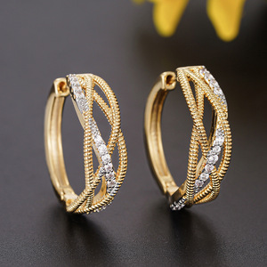 Pendientes de Aro Dorados de Dos Tonos con Incrustaciones de Diamantes para Mujer, Uso Diario - Product Image 3