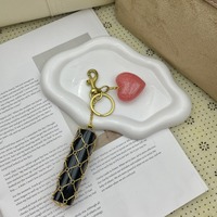 Porte-clés élégant en acier inoxydable tressé pour rouge à lèvres, avec breloque cœur rouge pailleté, pendentif portable pour sac à main, décoration mignonne, cadeau