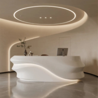 Comptoir de réception moderne minimaliste extensible en plastique PETG blanc avec éclairage LED intégré pour hôtels, bureaux, halls d'accueil et espaces commerciaux