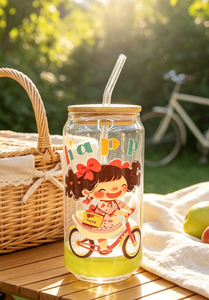 Vaso de Vidrio de Borosilicato con Diseño de Chica con Pelo Rizado en Bicicleta, Tapa de Bambú y Pajita, Resistente al Calor, con Forma de Lata de Refresco - Product Image 2
