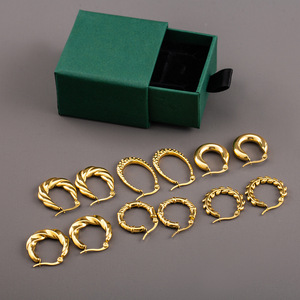 Yunnique Boucles d'oreilles géométriques en forme de U en acier titane plaqué or 18 carats pour femmes, bijoux à la mode pour un usage quotidien - Product Image 3