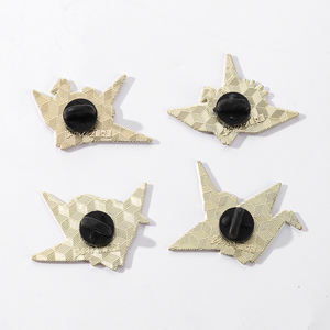 Pin de Aleación de Zinc con Diseño de Grulla de Origami YINI - Impresión UV Vibrante e Iridiscente, Broche para Solapa, Accesorio Duradero y Elegante para Bolsos, Regalo - Product Image 6