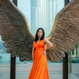 Robe longue de luxe en satin fluide orange, col en V, longueur thé, style artistique, avec sculpture d'ailes d'ange en bronze du Rajasthan pour femme - Product Image 2