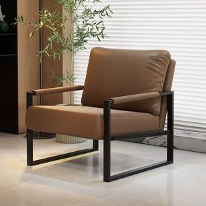 Sofá Minimalista Ergonómico GQK Nórdico Ligero de Una Plaza en Cuero Sintético con Estructura Metálica para Tienda de Ropa Online - Product Image 2