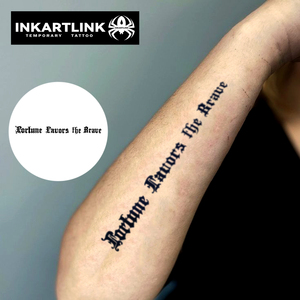 Tatuaje Semipermanente con Frase <span class=keywords><strong>de</strong></span> la Fortuna Favorece a los Valientes, Extracto <span class=keywords><strong>de</strong></span> Gardenia, Duración <span class=keywords><strong>de</strong></span> 2 Semanas, Resistente al Agua, <span class=keywords><strong>Letras</strong></span> Góticas - Product Image 1