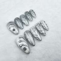 Uñas artificiales francesas; forma de uña de almendra con patrón tridimensional; fábrica de alta calidad al por mayor.