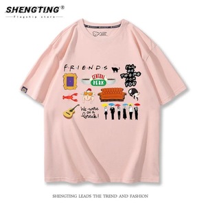 Camiseta Retro Inspirada en la Comedia de Situaciones de los 90, Negra con Estampado de Personajes y Frases - Product Image 5