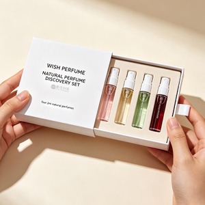 Set Regalo di Profumi Naturali Wish: 4 Flaconi Spray in Vetro da 2ml, Confezione Regalo Personalizzabile per Campioni di Fragranze di Nicchia - Product Image 1