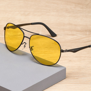 Occhiali da sole da pilota polarizzati fotocromatici con visione notturna, montatura dorata, oversize, per uomo, uso giorno/notte - Product Image 1