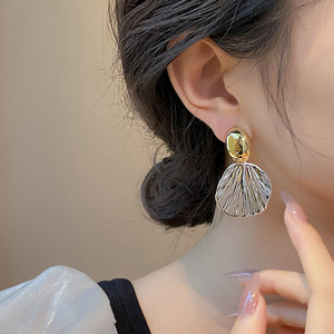 Pendientes de tuerca de lujo ligero para mujer, estilo retro europeo-americano, minimalista y atrevido, con textura y chapado en oro, A2621 - Product Image 2