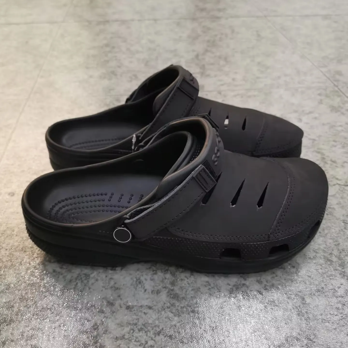 Sandalias de playa de verano antideslizantes a la moda para hombre, zapatos de jardín cómodos de cuero a precio de fábrica, sandalias de playa al por mayor para hombre