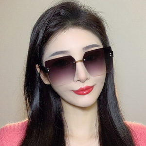 แว่นกันแดดไร้กรอบสำหรับผู้หญิง รุ่น TikTok Trend เลนส์ PC ป้องกันรังสียูวี 400 สีชมพู รุ่น 624 - Product Image 1