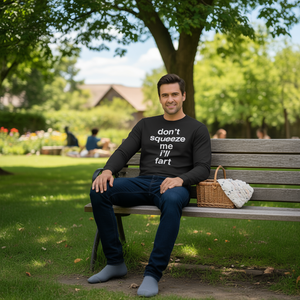 Maglietta promozionale a maniche lunghe con stampa 'Don't Squeeze Me I'll Fart' - Product Image 1