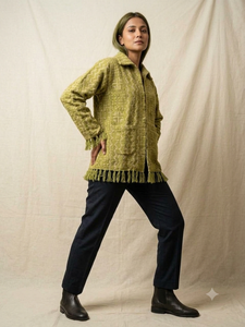 Chaqueta Verde Oliva con Estampado Étnico Elegante, Borlas en el Dobladillo, Frente Abierto, Estilo Boho para Usar en Capas - Product Image 4