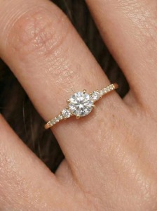 Bague en diamant de laboratoire très demandée, directement de l'usine, taille ronde, clarté VVS, bijoux de fiançailles et de mariage personnalisés, disponible à la vente - Product Image 5