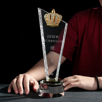 Logo personnalisé Médailles Tasses Cristal Pageant Verre Trophée Avec Couronne En Métal pour Le Championnat