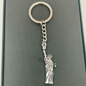 Moquan Châu Âu và mỹ Retro tự làm hợp kim kẽm tượng tự do nâng cao tay chiến thắng ngọn đuốc Keychain Ngày Độc Lập commem - Product Image 4