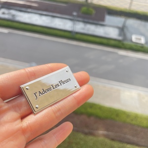 Tùy Chỉnh Chất Lượng Cao Tên Thương Hiệu Chữ Khắc Tên Tấm Nhãn Quần Áo Kim Loại Logo Với Men Cứng Kỹ Thuật Tùy Chỉnh Mảng Bám - Product Image 5