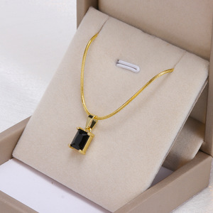 Vendita calda donne 18K placcato oro in acciaio inox rotondo catena di osso di serpente quadrato zircone diamante collana pendente smeraldo per donna - Product Image 3