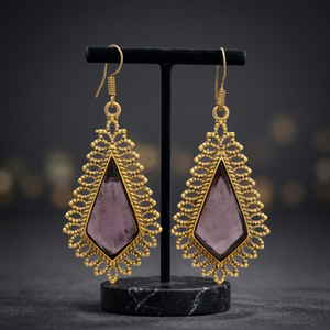 Pendientes Huggie de Latón con Amatista, Joyería de Moda Infantil Hecha a Mano - Product Image 2