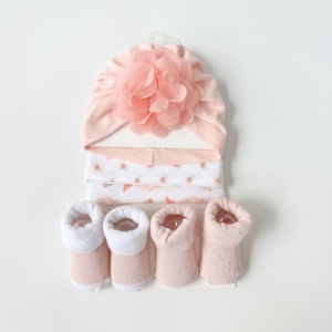 Venta al por mayor de bonitos gorros y calcetines neutros para recién nacidos, conjunto de gorro y calcetines para bebés recién nacidos, calcetines lisos para bebés - Product Image 4