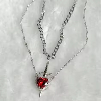Coeur et épée en acier inoxydable Collier épée à chaîne de clavicule Collier pendentif d'amour pour couple