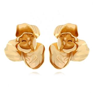 Boucles d'oreilles stéréo en alliage de luxe rétro avec accents de diamants, grande fleur dorée en forme de feuille avec un design tendance multi-couches exagéré et haut de gamme - Product Image 6