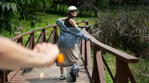 Trottinette électrique Silver Design A1 pliable, cadre haute résistance, éclairage d'ambiance LED, idéale pour les utilisateurs urbains et les achats professionnels - Product Image 5