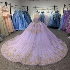 Robe de bal Quinceañera Dy6999 avec broderies dorées lavande, appliques florales baroques sur les épaules, dentelle et jupe en tulle scintillant style Watteau pour soirée - Product Image 2