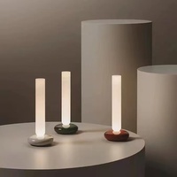 Lampe de table portable rechargeable de style minimaliste nordique, veilleuse créative pour chevet, lampe d'ambiance pour le camping et la décoration de table à manger