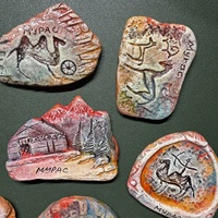 Aimants de réfrigérateur ronds en argile faits à la main, motif art rocheux, Talisman de la Voie de la Soie Ancienne pour la Manifestation et l'Énergie Positive, Lot de 3 aléatoire