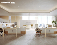 Elegante Estación de Trabajo de Oficina en Madera Clara con Divisor Acústico Integrado y Gestión de Cables, Escritorio Premium para Personal en Oficinas Modernas