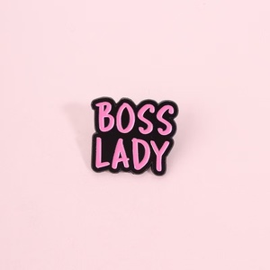 Spilla Distintiva in Lega di Zinco Smaltata di Alta Qualità, Rosa, con Design Cartone Animato 'Boss Lady' e Scritta 'Girl Power' per Femministe e Imprenditrici - Product Image 3
