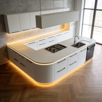 Meubles de cuisine blancs minimalistes de luxe avec îlot incurvé et vitrine rétroéclairée