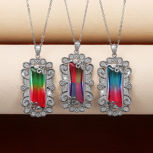 Collana con ciondolo in pietra colorata con motivo cavo per donna, elegante catena a clavicola, gioiello alla moda, idea regalo - Product Image 1