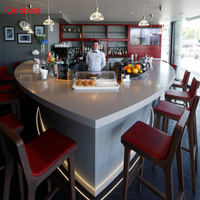 Comptoir de bar semi-circulaire et chaises sur mesure en surface solide pour restaurants et hôtels
