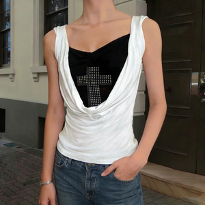 Top corto sin mangas de punto con cuello tipo capucha estilo Wasteland para mujer, con diseño cruzado con tachuelas y efecto de bloques de color en capas - Product Image 3