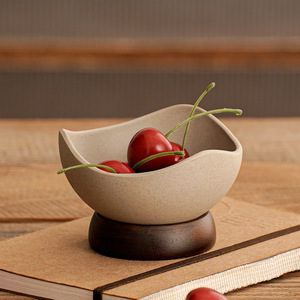 Ensemble de vaisselle en céramique artisanale moderne avec base en bois pour desserts, collations, fruits et glaces - Product Image 1