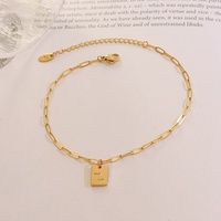 Bracelet de cheville en fer pour femme, design géométrique, tendance et polyvalent, avec pendentif carré porte-bonheur et inscription « Good Luck »