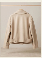 Frische Kontrast-Lederjacke mit weitem Revers, Doppelknöpfen, symmetrischen hellgelben Einsätzen und Pattentaschen – Lässiger Kurzmantel