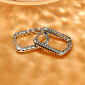Orecchini a Cerchio Geometrici a Forma di U per Donne, Gioielli Minimalisti Lucidi alla Moda per Uso Quotidiano - Product Image 4
